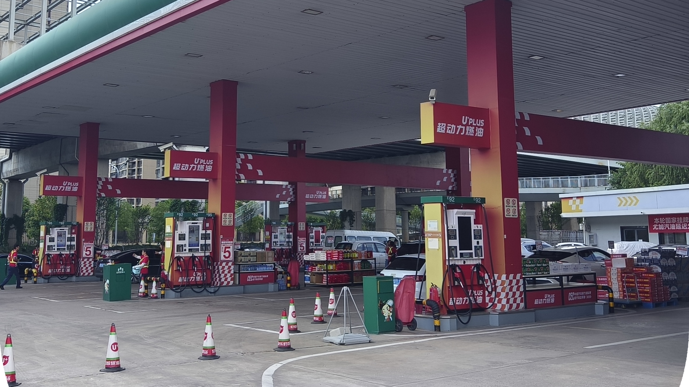 武漢某加油站油罐機(jī)械清洗項(xiàng)目，保障運(yùn)營(yíng)不間斷